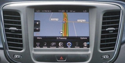 Mise à niveau du système de navigation Uconnect 3C RA3 vers RA4 pour Chrysler 200 (2015-2017) avec écran de 8,4 pouces.